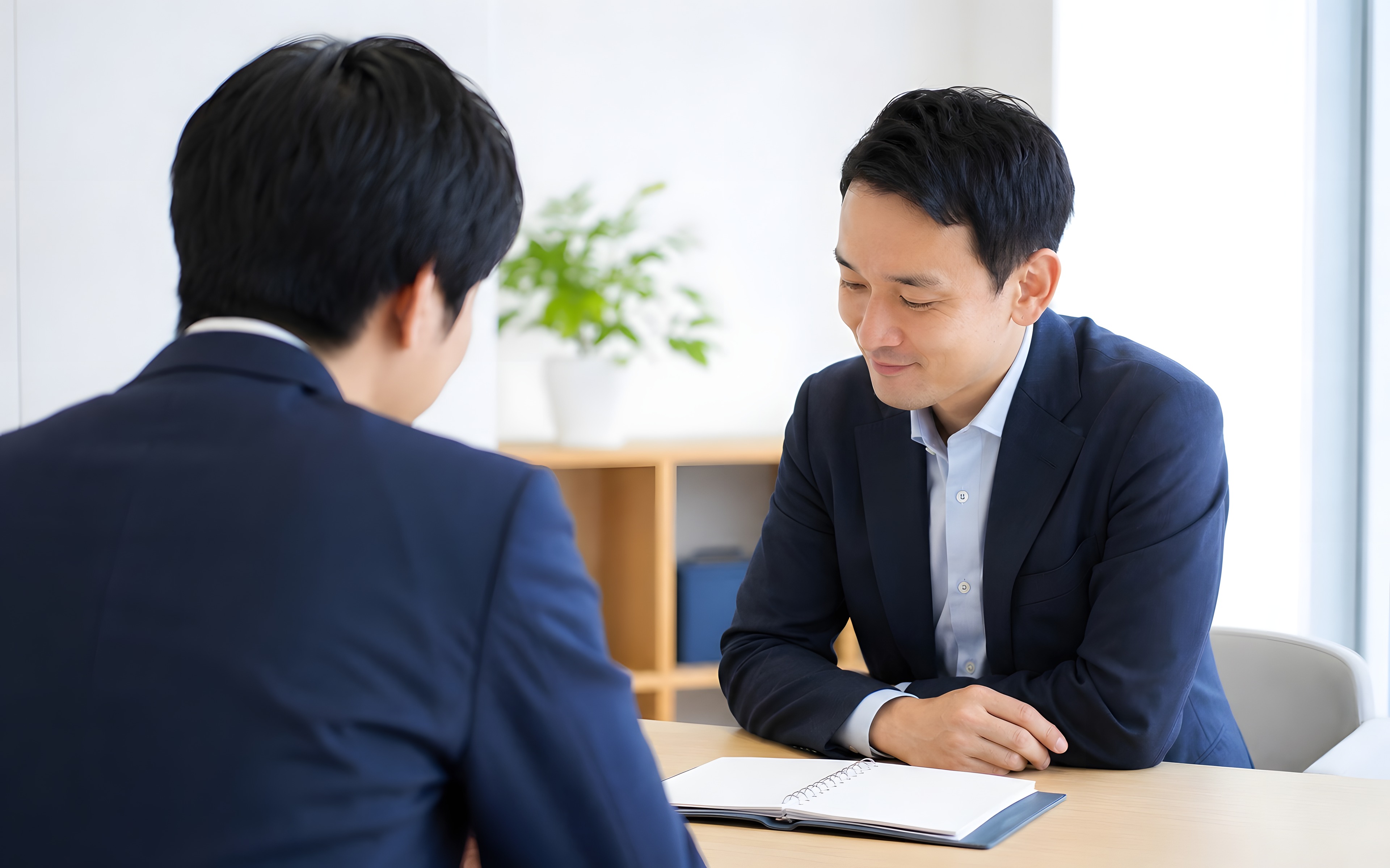 書類⁠を確認している様子